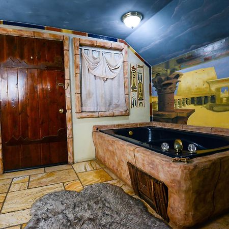 Castle Wood Theme Cottages- Couples Only ビッグ・ベアー・レイク エクステリア 写真