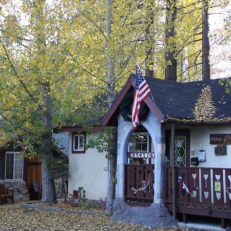 Castle Wood Theme Cottages- Couples Only ビッグ・ベアー・レイク エクステリア 写真