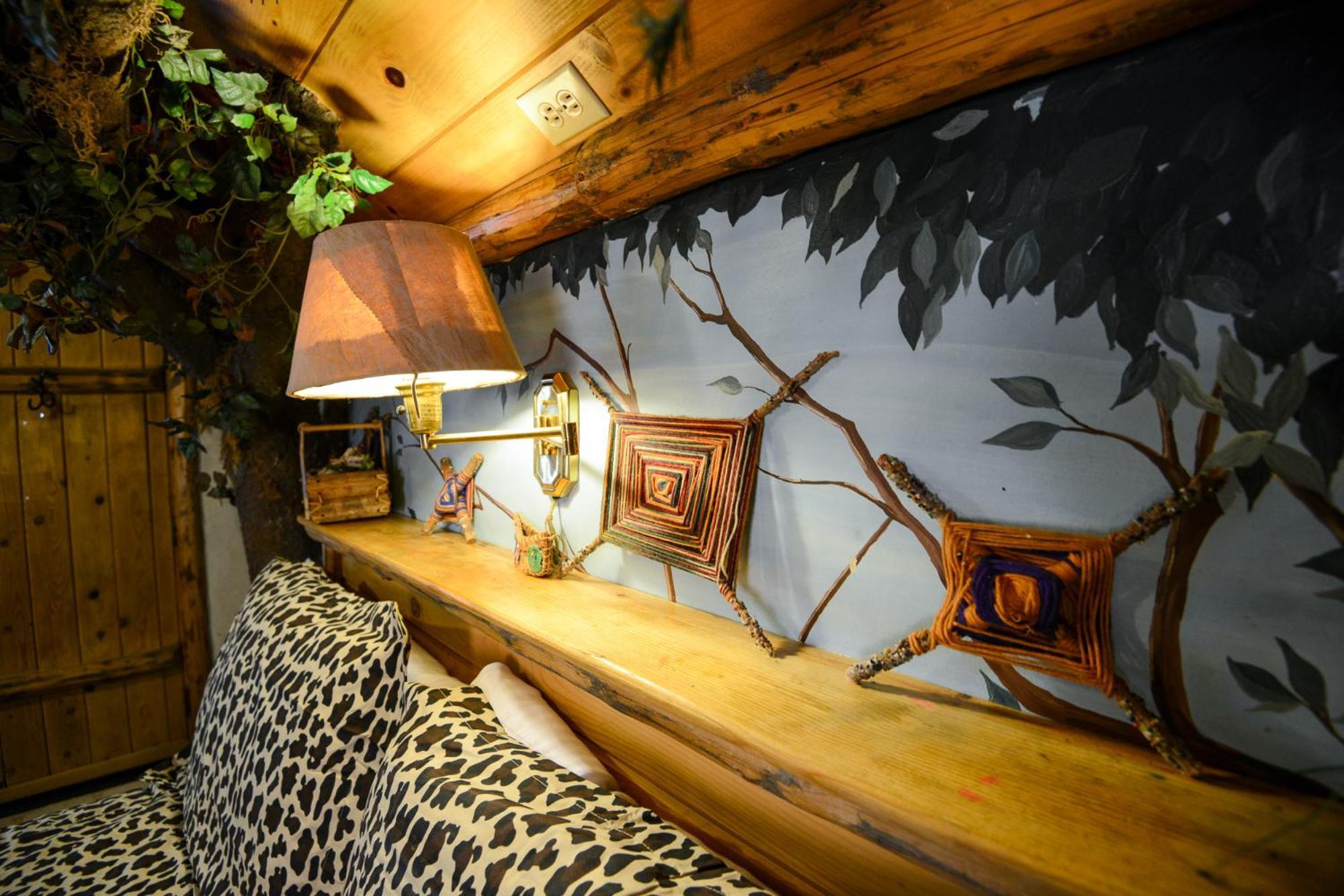 Castle Wood Theme Cottages- Couples Only ビッグ・ベアー・レイク エクステリア 写真