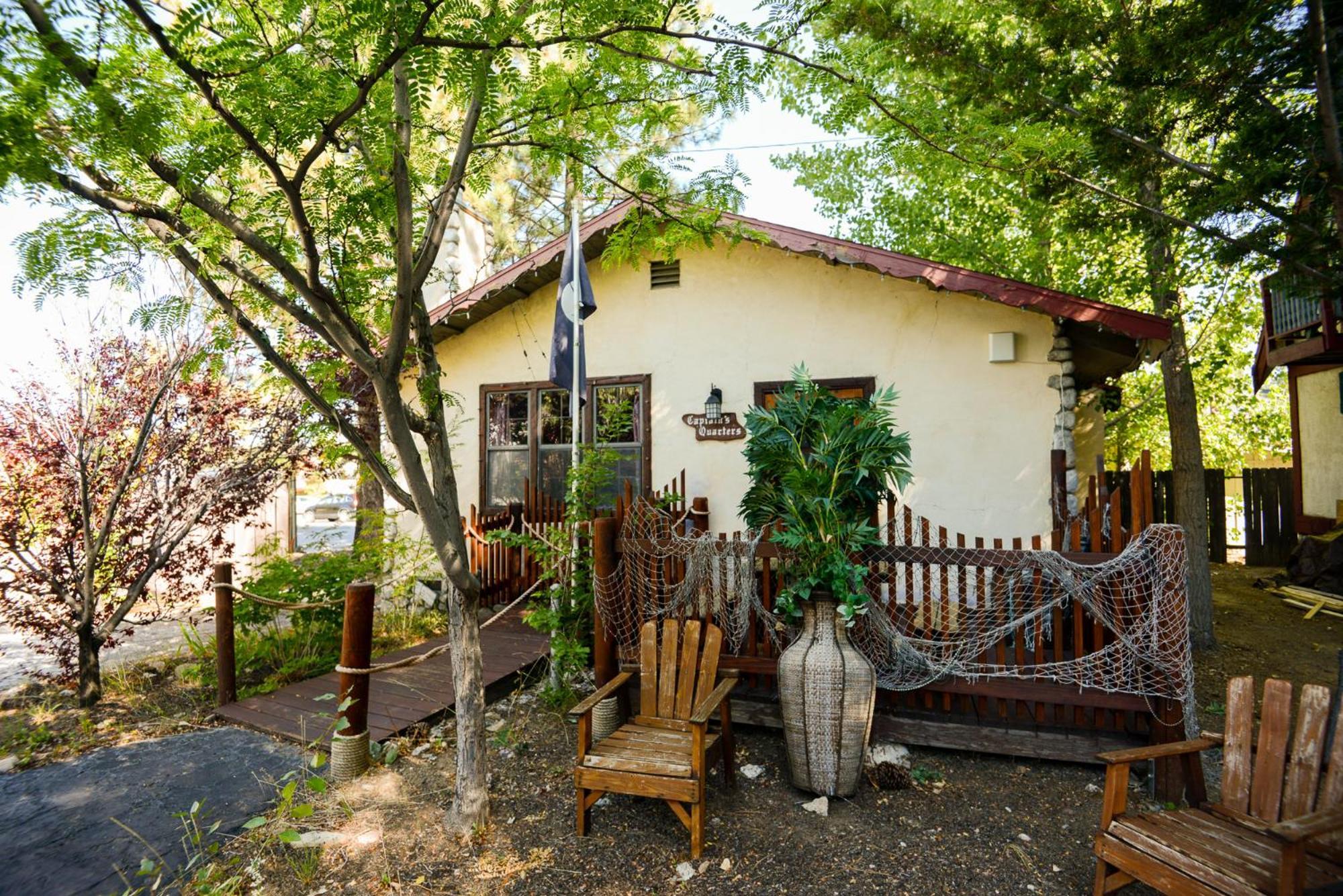 Castle Wood Theme Cottages- Couples Only ビッグ・ベアー・レイク エクステリア 写真
