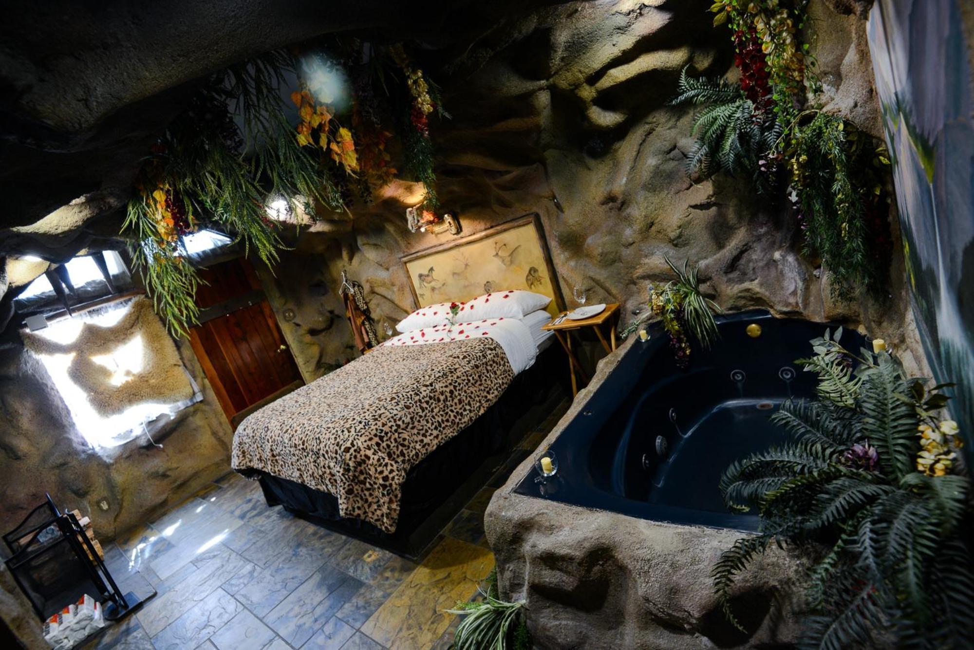 Castle Wood Theme Cottages- Couples Only ビッグ・ベアー・レイク エクステリア 写真
