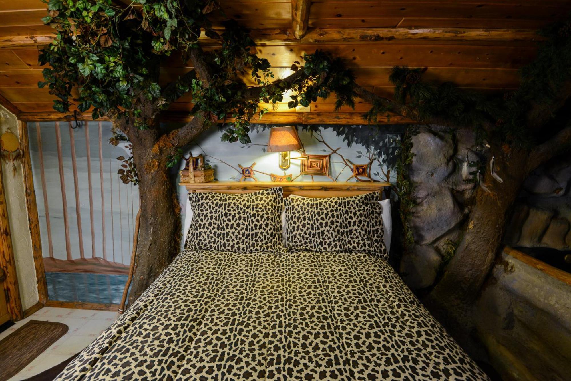 Castle Wood Theme Cottages- Couples Only ビッグ・ベアー・レイク エクステリア 写真