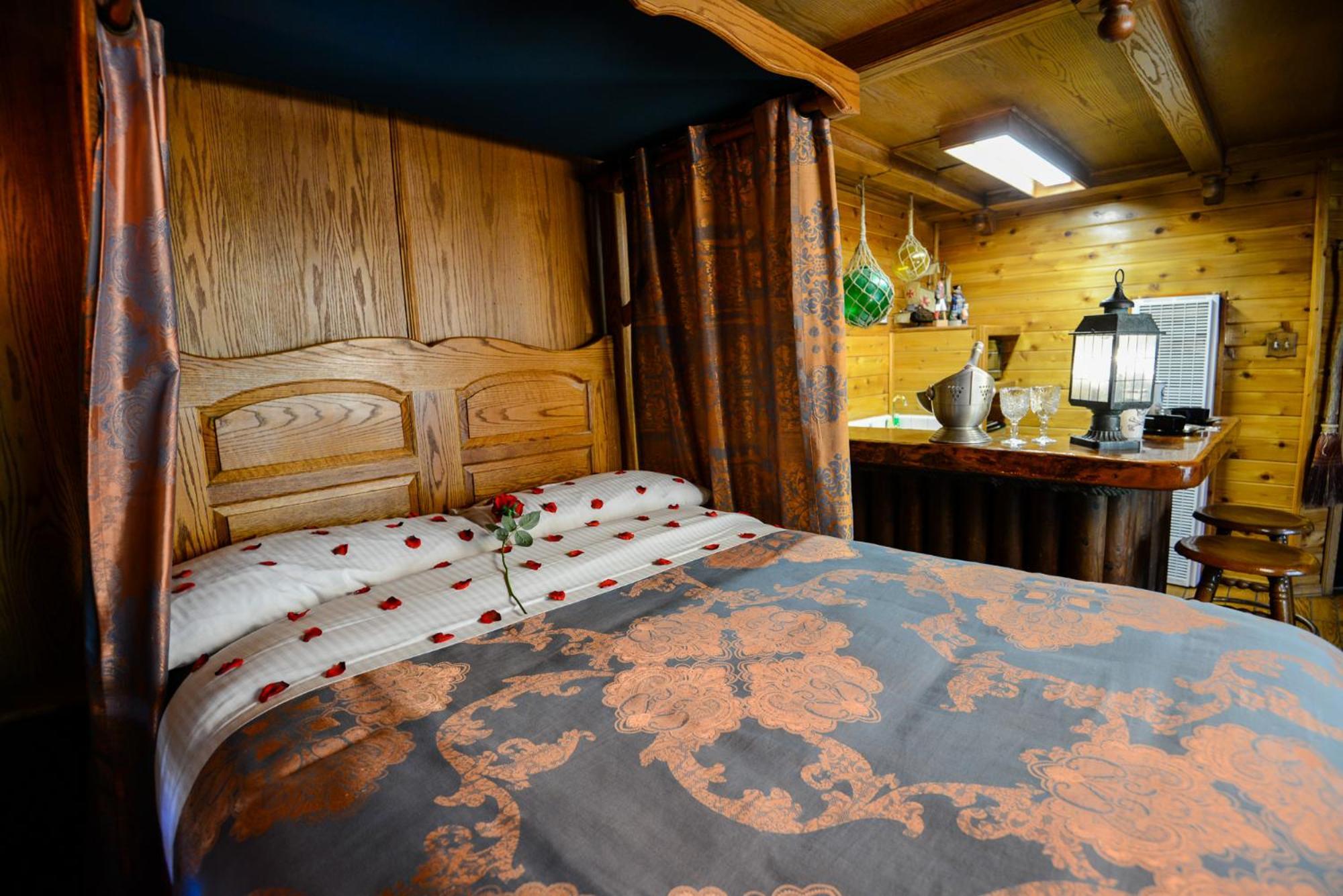 Castle Wood Theme Cottages- Couples Only ビッグ・ベアー・レイク エクステリア 写真
