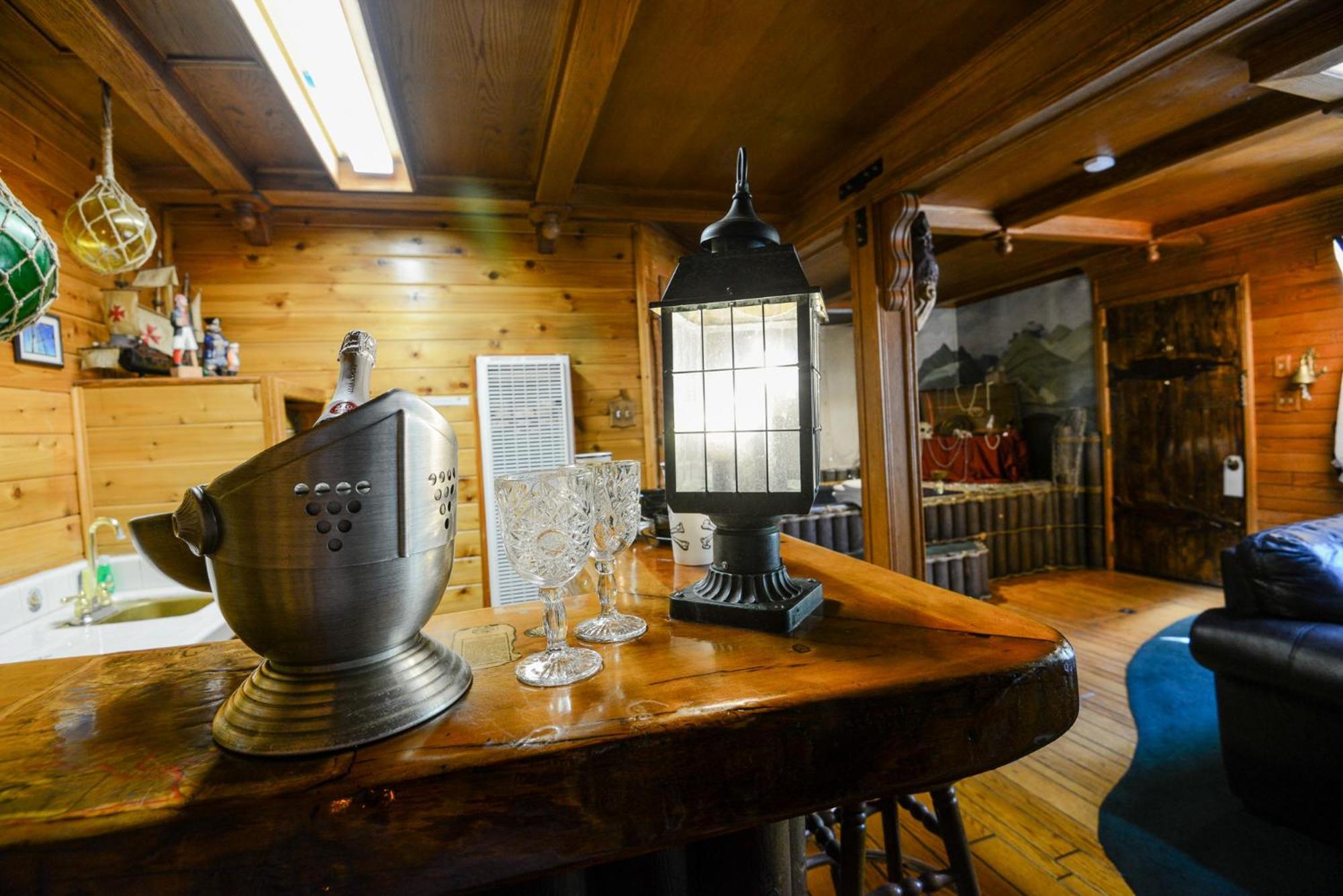 Castle Wood Theme Cottages- Couples Only ビッグ・ベアー・レイク エクステリア 写真
