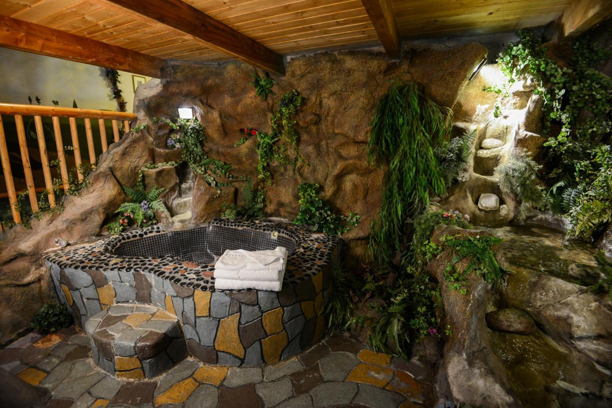 Castle Wood Theme Cottages- Couples Only ビッグ・ベアー・レイク エクステリア 写真