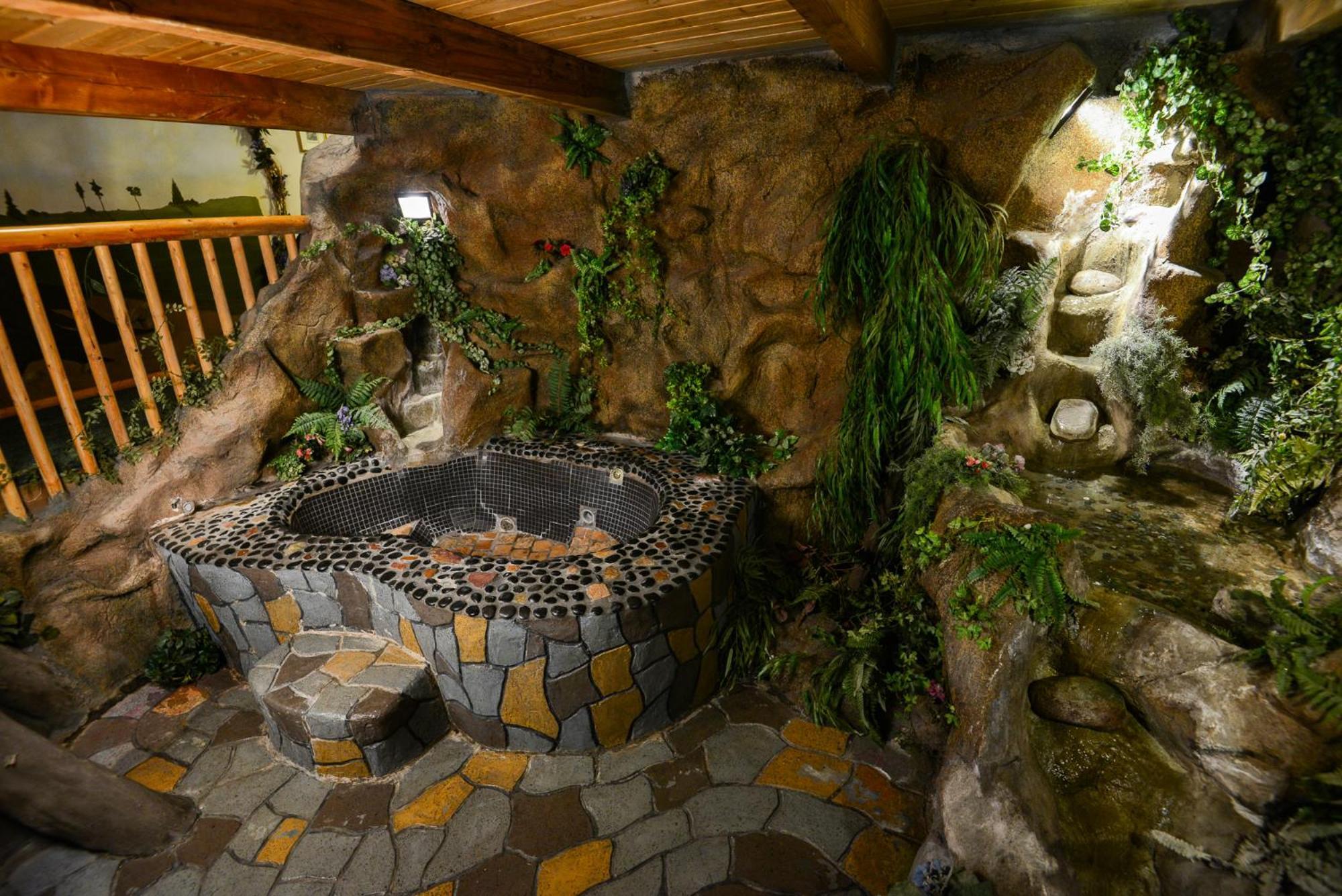 Castle Wood Theme Cottages- Couples Only ビッグ・ベアー・レイク エクステリア 写真