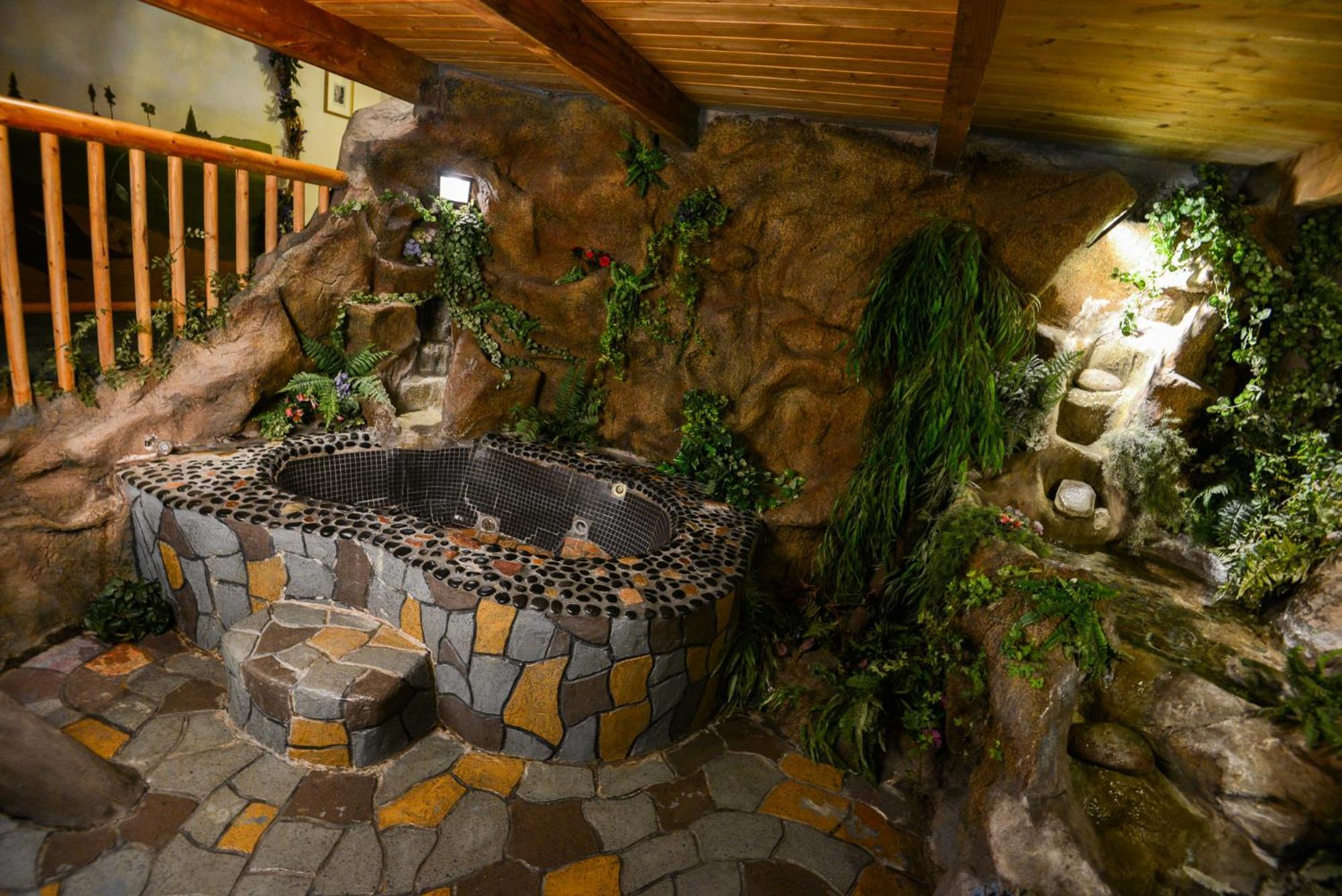 Castle Wood Theme Cottages- Couples Only ビッグ・ベアー・レイク エクステリア 写真