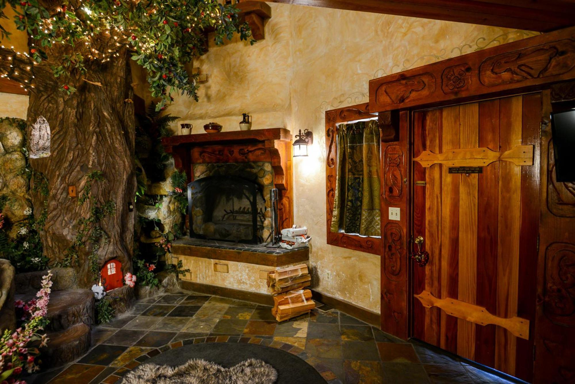 Castle Wood Theme Cottages- Couples Only ビッグ・ベアー・レイク エクステリア 写真