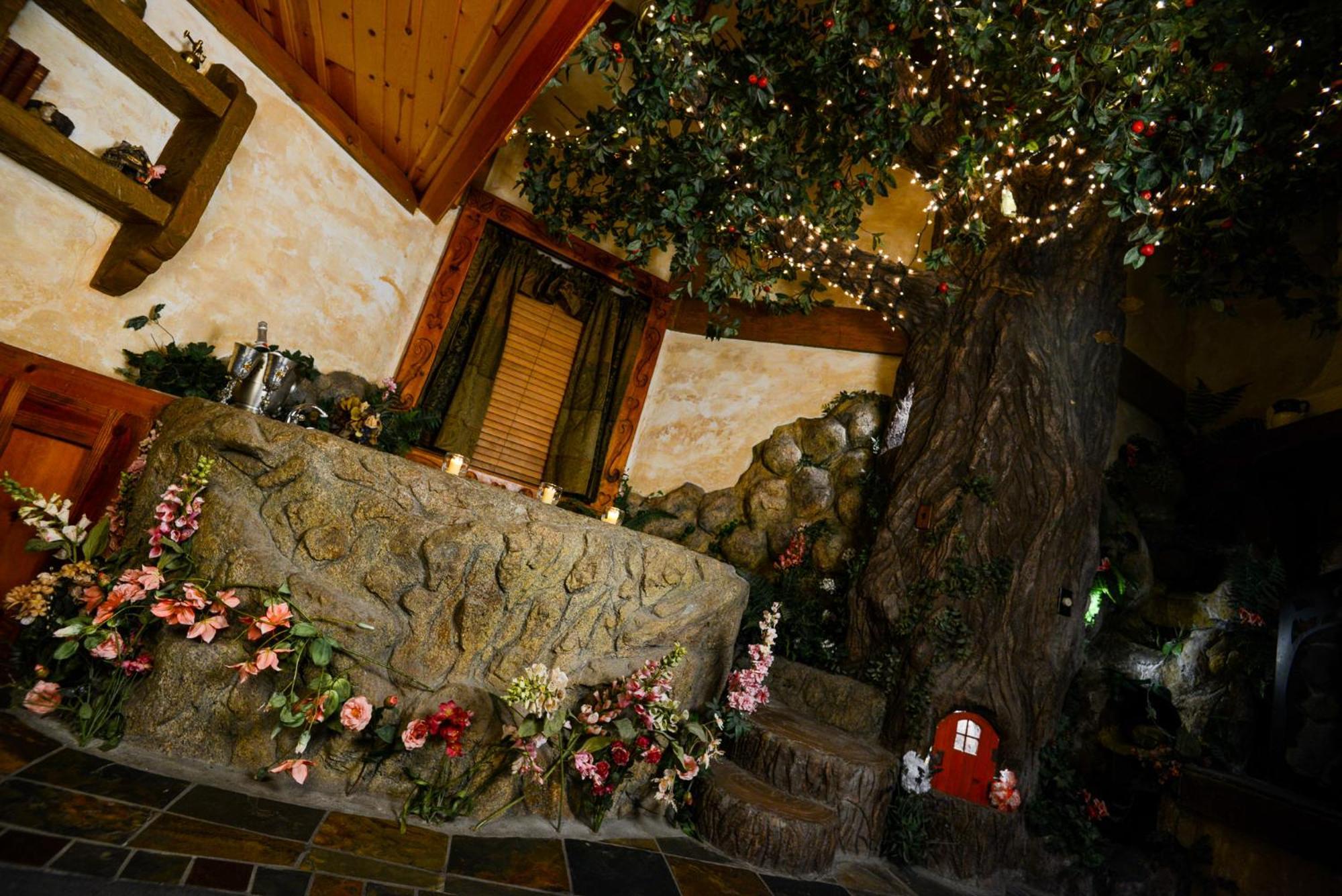 Castle Wood Theme Cottages- Couples Only ビッグ・ベアー・レイク エクステリア 写真