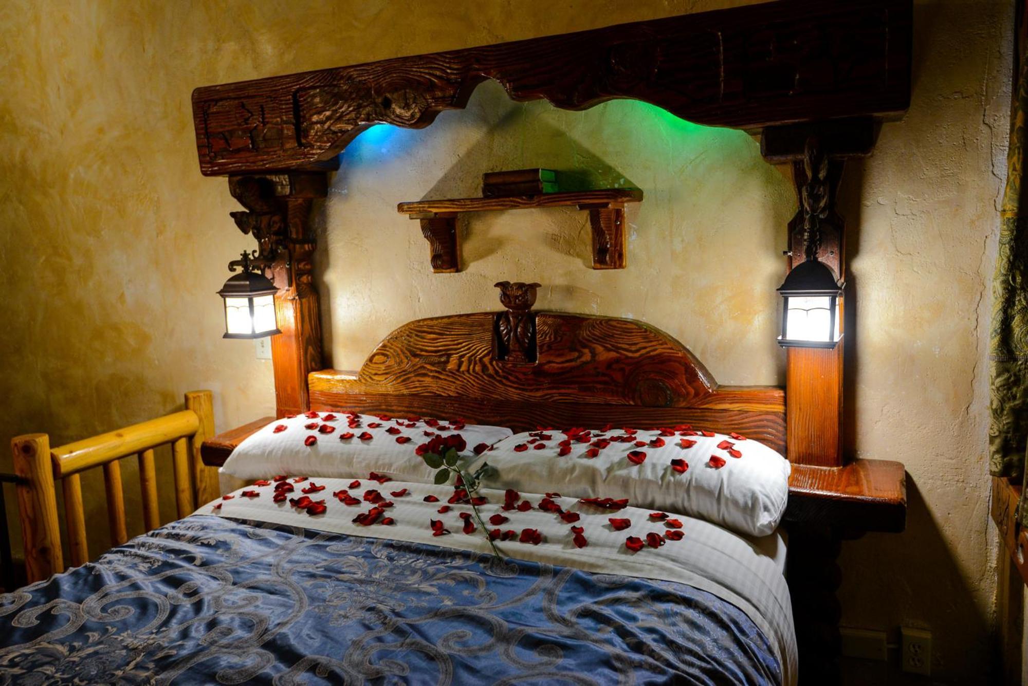 Castle Wood Theme Cottages- Couples Only ビッグ・ベアー・レイク エクステリア 写真