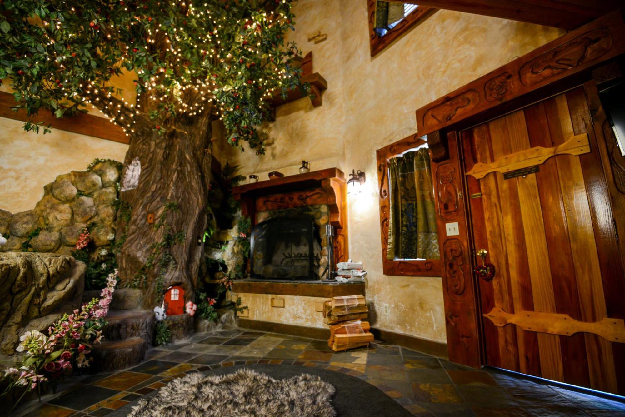 Castle Wood Theme Cottages- Couples Only ビッグ・ベアー・レイク エクステリア 写真