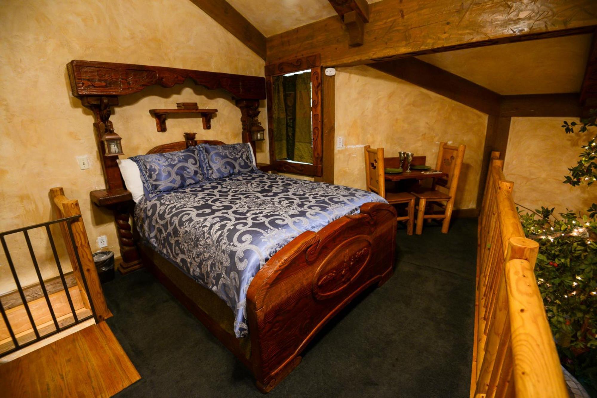 Castle Wood Theme Cottages- Couples Only ビッグ・ベアー・レイク エクステリア 写真
