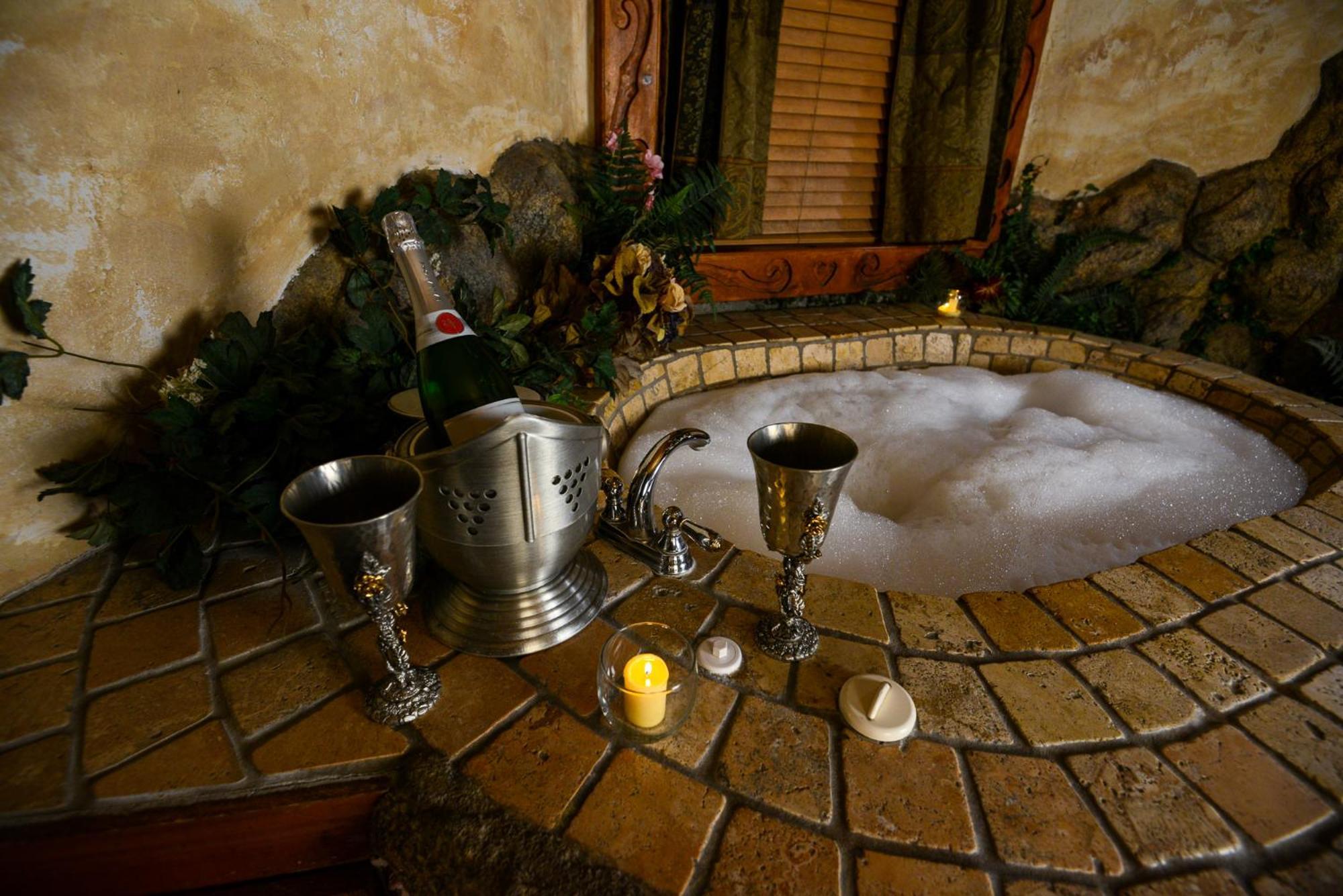 Castle Wood Theme Cottages- Couples Only ビッグ・ベアー・レイク エクステリア 写真