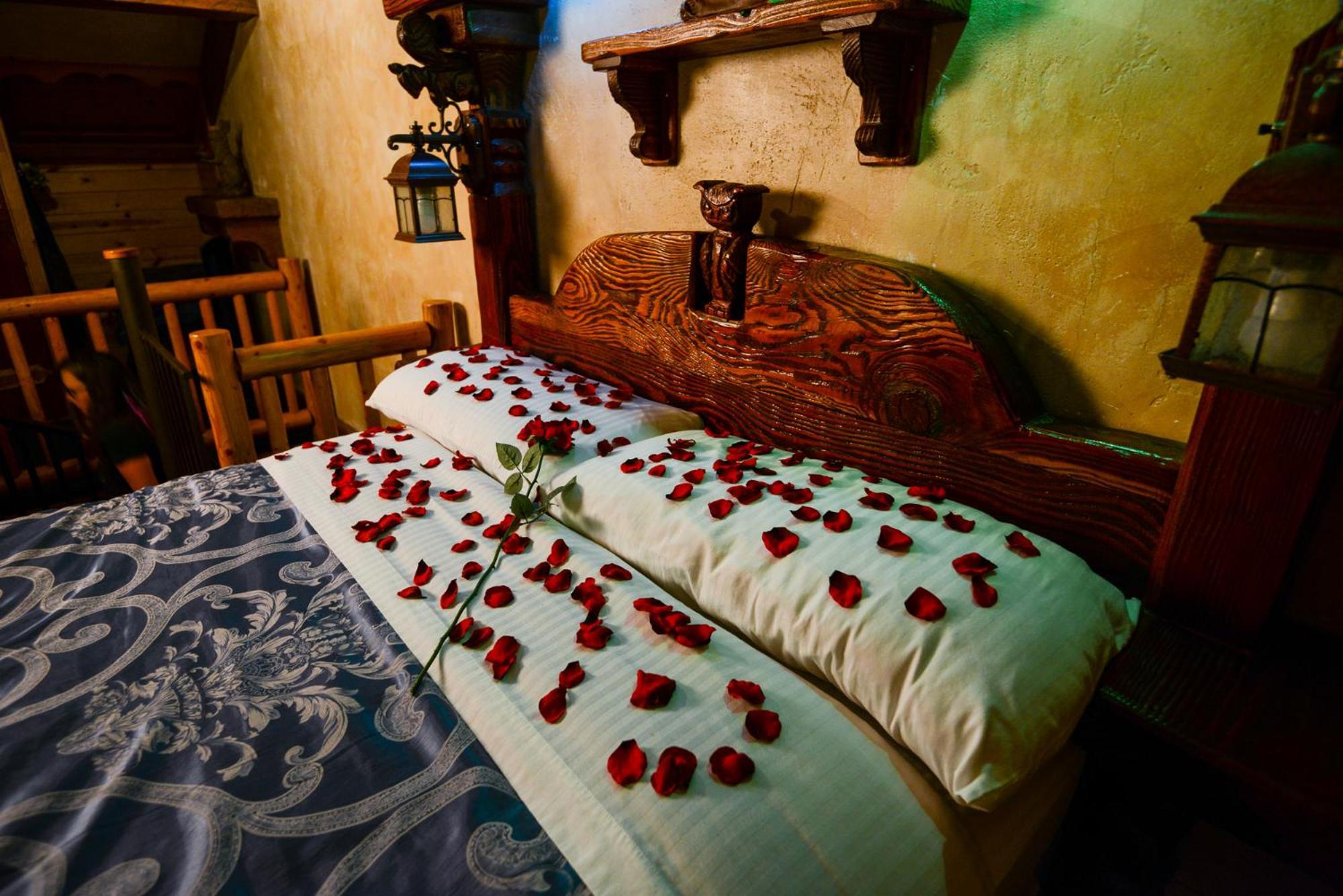 Castle Wood Theme Cottages- Couples Only ビッグ・ベアー・レイク エクステリア 写真