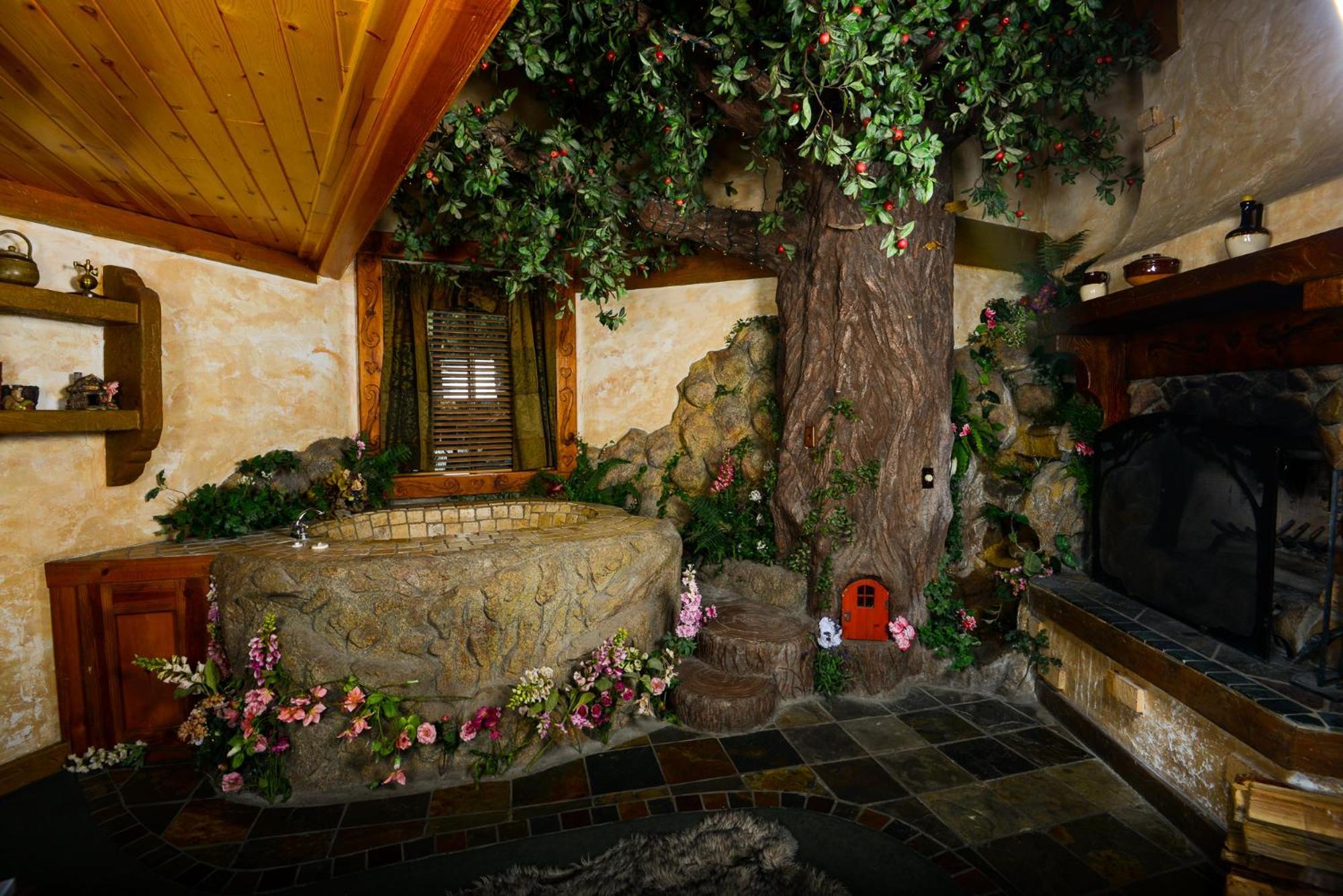 Castle Wood Theme Cottages- Couples Only ビッグ・ベアー・レイク エクステリア 写真